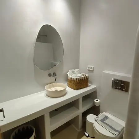 Amodari On The Pláka