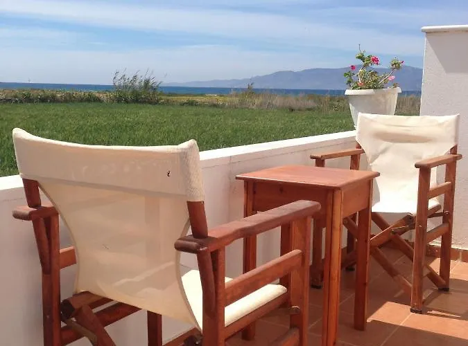 לינה וארוחת בוקר Amodari On The 3*