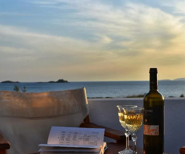 לינה וארוחת בוקר Amodari On The 3*