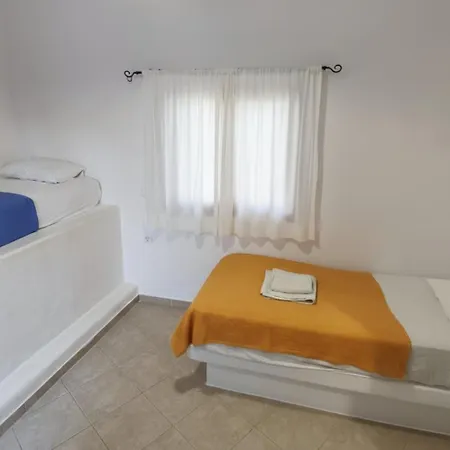 Amodari On The Pláka